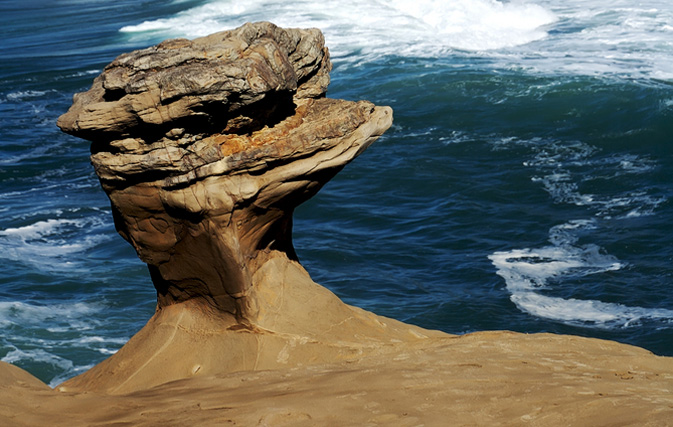 Video shows famous Oregon rock formation being destroyed by vandals ...